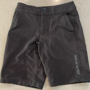 Dakine boys mtb shorts, size 8